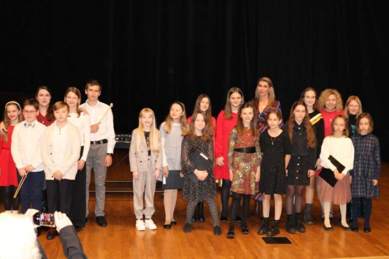 Opowiastki muzyczne na fortepian, perkusję i śpiew.